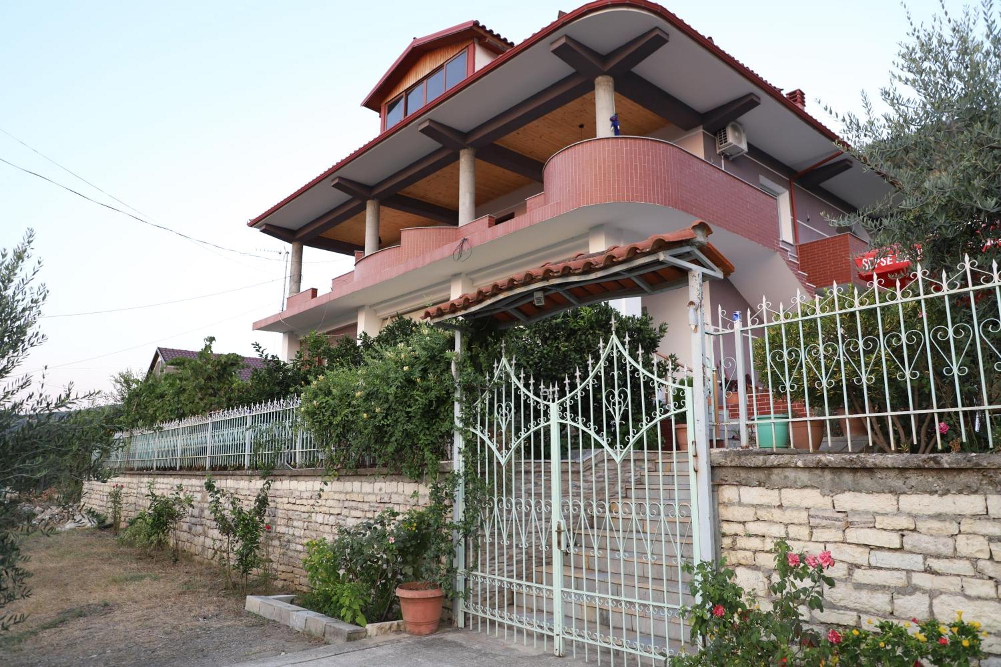 Georgemishel Guest House Берат Экстерьер фото